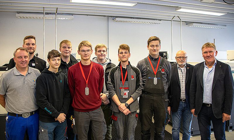 Im praxisnahen Test zeigen, was man kann – darum geht es bei der Azubi-Challenge der Handwerkskammer. Dieses Jahr beteiligt waren (v. l.) Gavin Watson (Handwerkskammer), Christopher Braam (Handwerkskammer), Johannes Pankratz, Patrick Döinghaus, Michael R