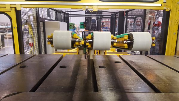 Detailansicht eines Magnet- bzw. Vakuumbandes mit beschichteten Transportrollen zur sicheren Führung und Positionierung von Platinen