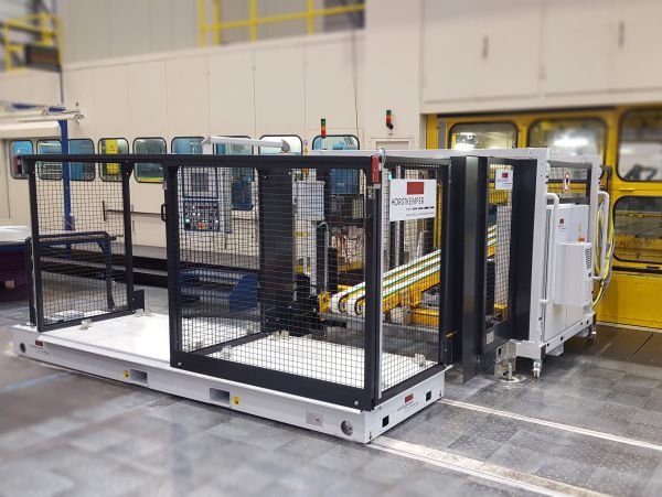Seitliche Ansicht eines Stapelwagens im Presswerk