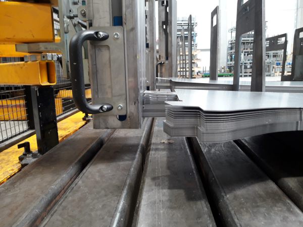 Detailansicht eines Platinenstapels während des Spreizvorgangs. Die oberen Platinenlagen sind aufgefächert und für die anschließende Einzelentnahme vorbereitet.