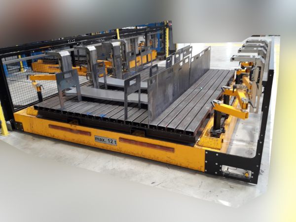 Platinenwagen mit mehreren Platinenstapeln in Bereitstellungsposition vor dem automatisierten Beladeprozess