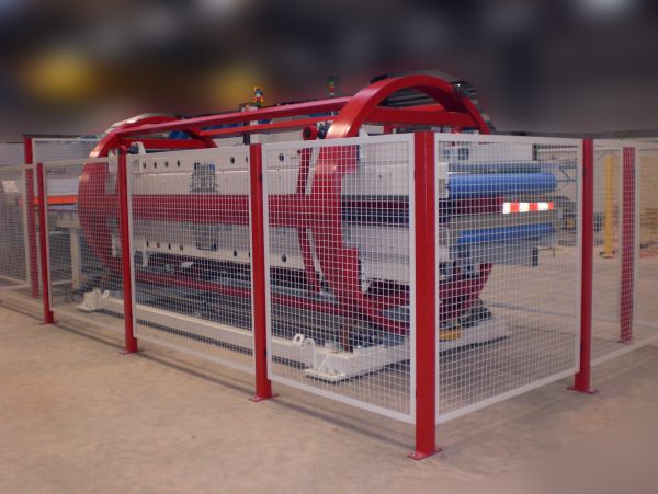 Rote Trommelwender-Maschine mit Schutzgitter in einer Industriehalle