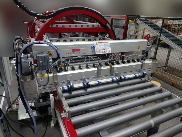 Schrägansicht einer Bürstenreinigungs- und Beölungsanlage mit Rollenförderer zur Oberflächenbehandlung von Platinen