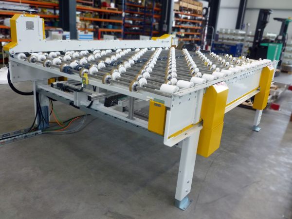 Zentrierstation mit Rollenförderer und automatisch verstellbaren Zentrierfingern zur präzisen Ausrichtung von Einzel- und Mehrfachplatinen.