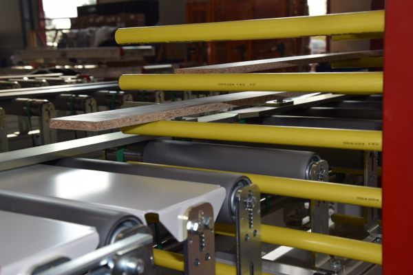 Detailansicht eines Puffersystems mit mehreren übereinander angeordneten Transportelementen. Eine Platte befindet sich zwischen den Führungselementen im Speicherbereich.