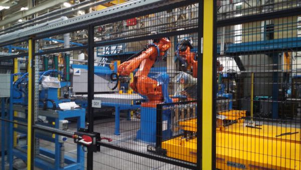 Gesamtansicht einer Entstapelzelle mit zwei 6-Achs-Robotern. Die Roboter sind für die automatische Entnahme und Handhabung von Platinen im Warmumformungsprozess positioniert.