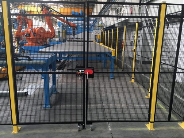 Frontansicht einer Entstapelzelle mit 6-Achs-Roboter und Materialbereitstellung. Die Anlage befindet sich in Bereitschaft für den automatisierten Entstapelprozess.