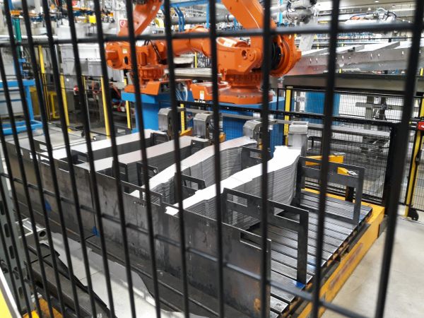 Blick auf bereitgestellte Platinenstapel in einer Entstapelzelle. Der 6-Achs-Roboter ist für die automatische Entnahme der Platinen positioniert.