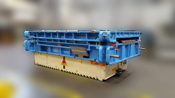 Blauer Werkzeugfahrwagen mit gelbem Unterbau und schwarzen Warnstreifen auf glattem Boden