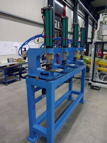 Schrägansicht einer Markierstation mit vier Markiereinheiten. Die Werkzeuge sind für das Prägen von Ziffernfolgen und Kennzeichnungen auf Platinen eingerichtet.