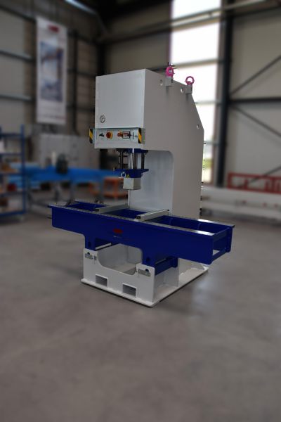 C-Gestell-Presse in einer Industriehalle mit blauem Untergestell und weißem Oberteil