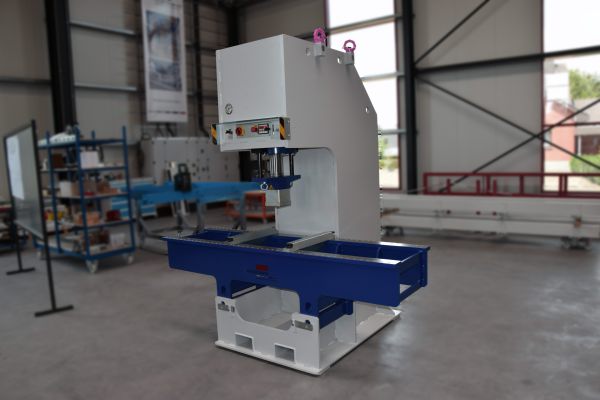 C-Gestell-Presse in einer Industriehalle mit blauem Untergestell und weißem Oberteil