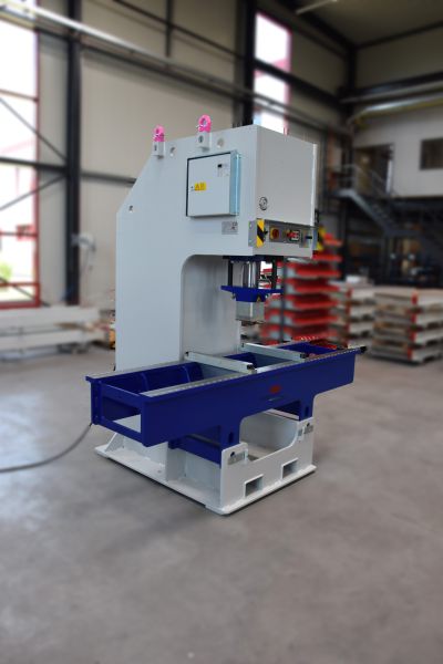 C-Gestell-Presse in einer Industriehalle mit blauem Arbeitstisch und weißem Maschinenkörper
