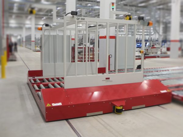 Seitliche Ansicht eines Querförderwagens für Stapeltransport