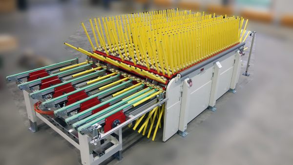 Schrägansicht eines Igelpuffers mit dicht angeordneten gelben Aufnahmestäben. Die Ein- und Auslagerungsbereiche mit Fördertechnik befinden sich an der Stirnseite der Anlage.