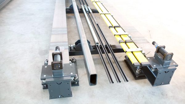 Nahaufnahme der Schienen, Rollenführungen und Stabilisatoren für eine stabile Bahnführung.