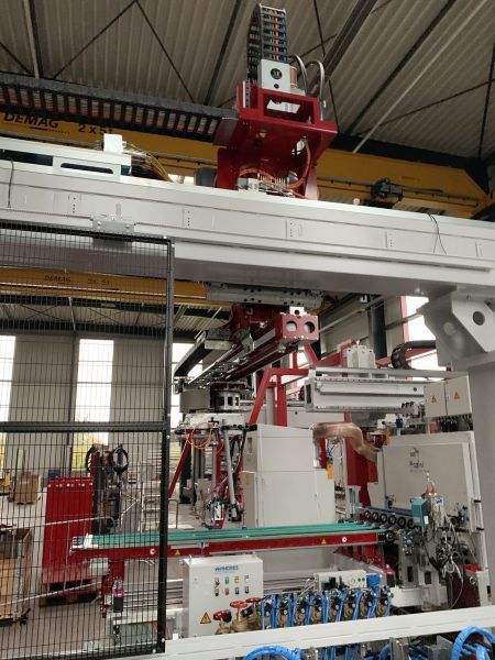 Gesamtansicht eines Entstapelfeeders im Platinenlader. Die verfahrbare Greifeinheit bewegt sich auf der Portalachse zwischen Entstapelstelle und Übergabeposition.