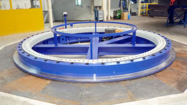 View of a turning station installed flush with the floor. The large turntable is integrated into the building's foundation and surrounded by a vehicle-accessible areas.