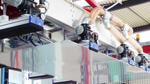 Nahaufnahme des Greifsystems eines Entstapelfeeders zur Vereinzelung von Platinen aus dem Stapel.