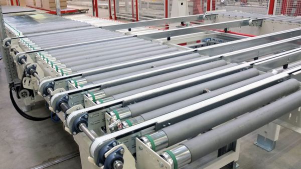 Several roller conveyors arranged in parallel in a production line and an angular transfer with a 90-degree change in the direction of conveyance