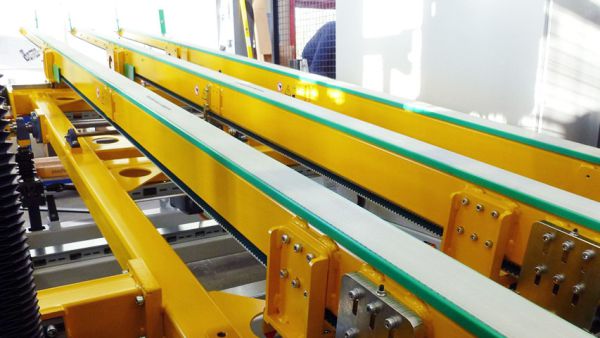 Förderstränge einer Zentrierstation mit automatisch verstellbaren Führungselementen zur formatgerechten Zentrierung von Platinen