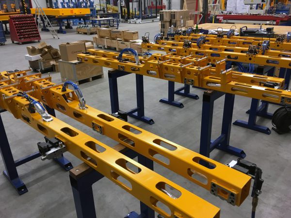 Gesamtansicht mehrerer Toolingbalken mit Greiferperipherie für ein Transfersystem zur Pressenbe- und -entladung.