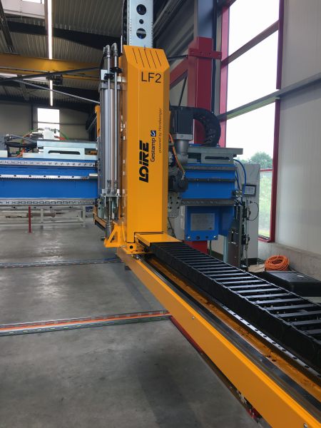 Seitenansicht eines Pressenfeeders mit verfahrbarer Achseinheit für kurze Zykluszeiten beim Werkstückwechsel