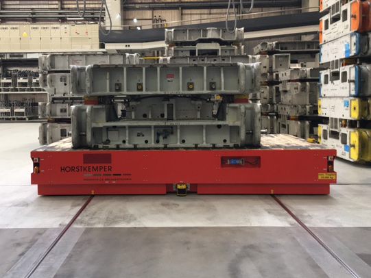 Frontale Ansicht eines 55 Tonnen Werkzeugtransportwagens