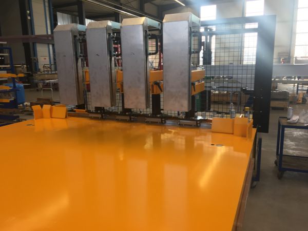 Detailansicht der Spreizmagnete einer Spreizstation. Die Magneteinheiten sind entlang der Stapelkante positioniert und werden an die Platinengeometrie angepasst.