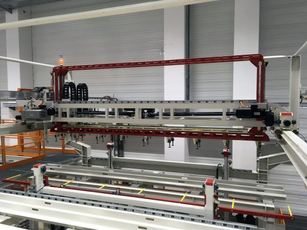 Portal-Feedersystem mit rotem Rahmen und mehreren linearen Führungsschienen in einer Industriehalle