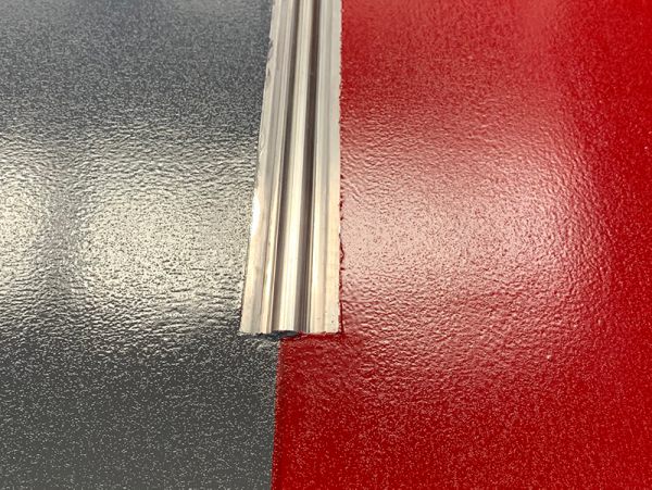 Nahaufnahme der fertigen Bodenschiene ohne Vorrichtung im Estrich 