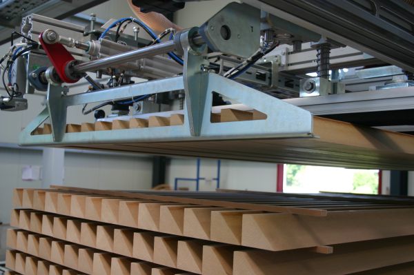 Industrielles Saug- und Greifsystem hebt Platten an