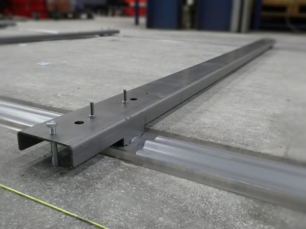 Nahaufnahme der Montagevorrichtung mit Bodenschiene im Estrich