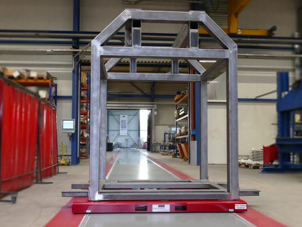 Frontalansicht eines Rollwagens für manuellen Warentransport
