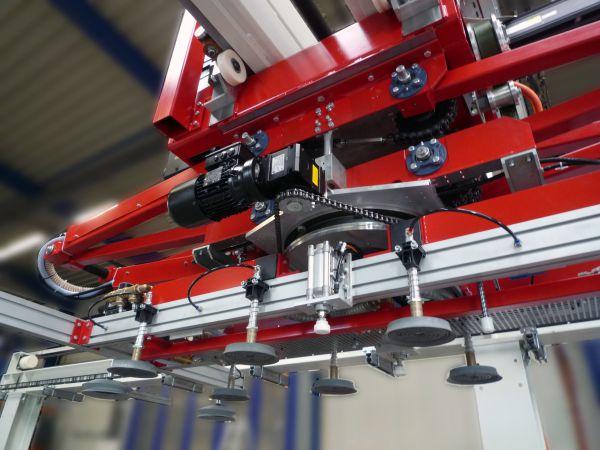 Industrieroboter mit mehreren Saugnäpfen zur Vereinzelung von Werkstücken in einer Fertigungshalle