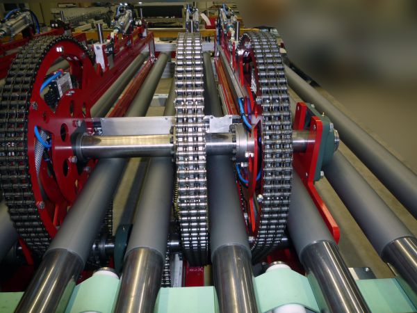 Nahaufnahme eines Gabelwenders mit mehreren Kettenrädern und Metallrollen in einer industriellen Umgebung