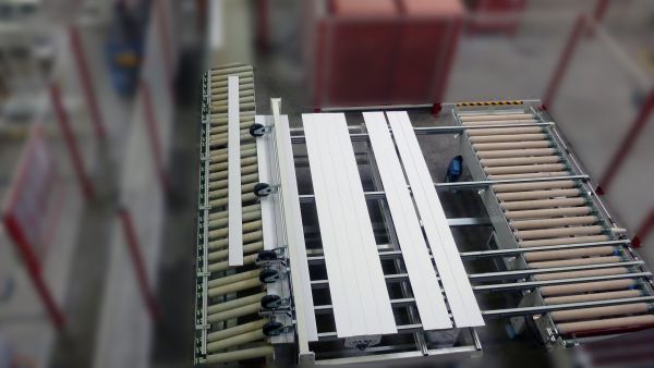 Maschine zur Vereinzelung von flachen rechteckigen Werkstücken auf Rollenförderern in einer Produktionsumgebung