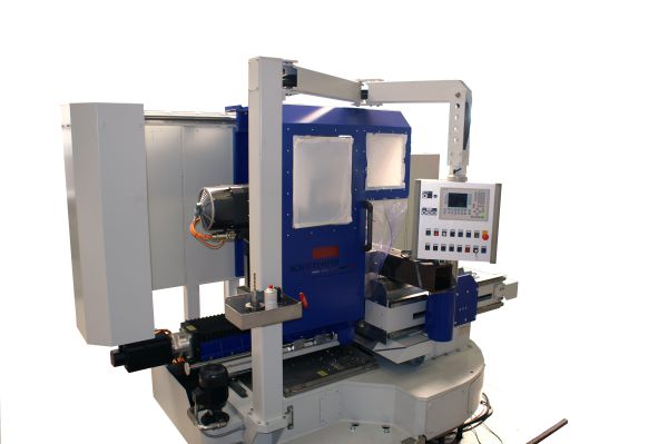 CNC-Bohrmaschine mit Steuerungstafel, Schutzverkleidung und mehreren mechanischen Achsen