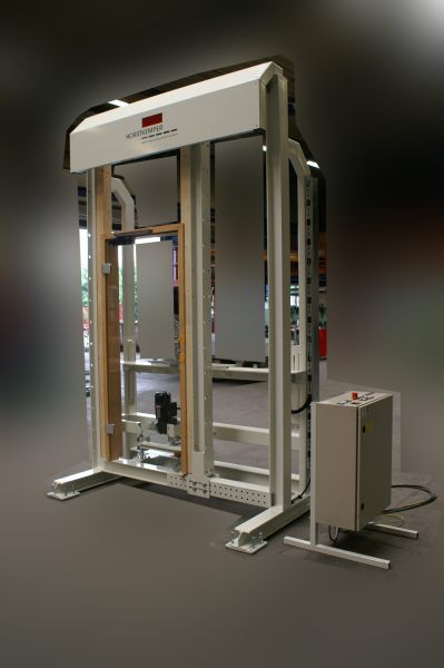 Belastungsprüfstand mit Rahmenkonstruktion aus Aluminiumprofilen und Steuergerät auf dem Boden daneben