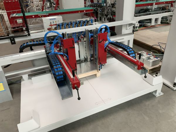 Schrägansicht eines Platinenwagens mit automatischer Greif- und Ausrichteinheit zur präzisen Positionierung von Platinenstapeln