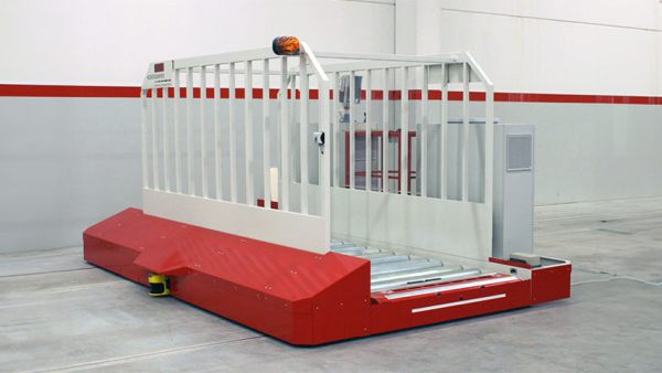 Querförderwagen mit rotem Grundkörper, seitlichem Schutz und Rollen.