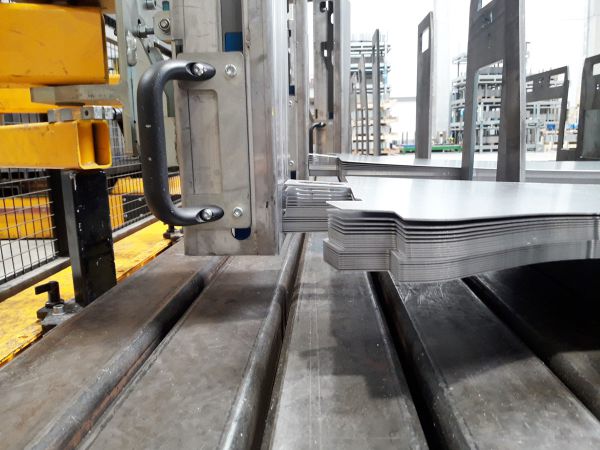 Detailansicht eines Platinenstapels in der Spreizstation während der Vereinzelung. Die oberen Platinen werden an der Stapelkante voneinander getrennt.