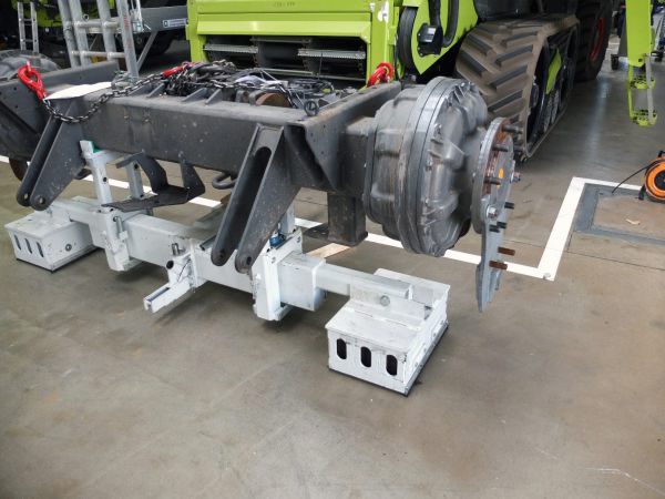 Schrägansicht eines Transportwagens mit aufgenommener Fahrzeugbaugruppe. Die speziell angepassten Aufnahmen stützen das Bauteil während des innerbetrieblichen Transports.