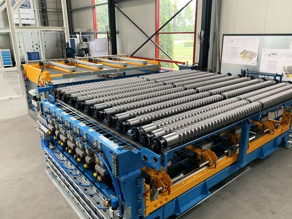 Gesamtansicht einer Zentrierstation mit verstellbaren Rollenförderern und Zentrierelementen für die automatische Ausrichtung mehrerer Platinen.