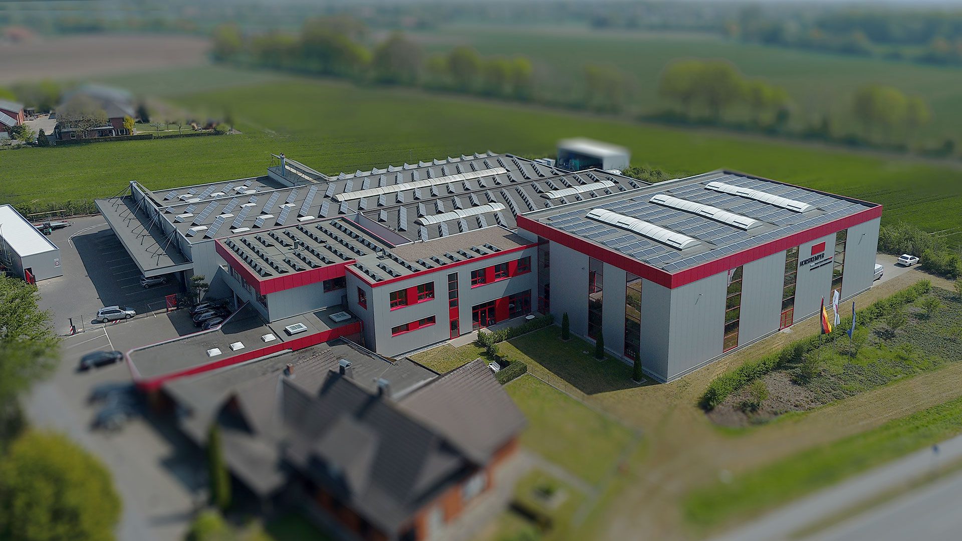 Luftaufnahme des Firmengebäudes von Horstkemper Maschinenbau mit mehreren verbundenen Hallen und angrenzenden Grünflächen