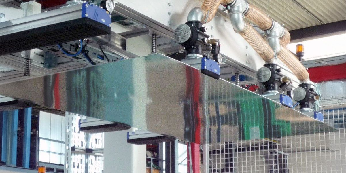 Nahaufnahme des Greifsystems eines Entstapelfeeders zur Vereinzelung von Platinen aus dem Stapel.