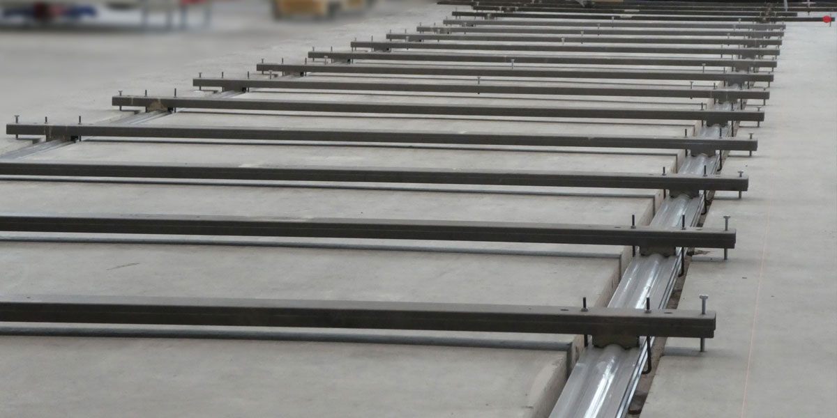 Nahaufnahme des Schienensystems im Estrich mit mehreren montierten Montagevorrichtungen 